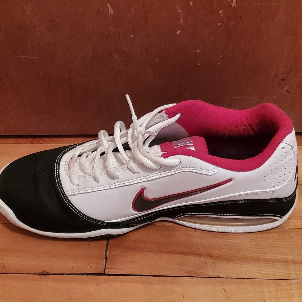 NIKE BASKETBALL MEN'S AIR MAX SHOES US 9.5 WHITE BLACK AND RED ALMOST NEW